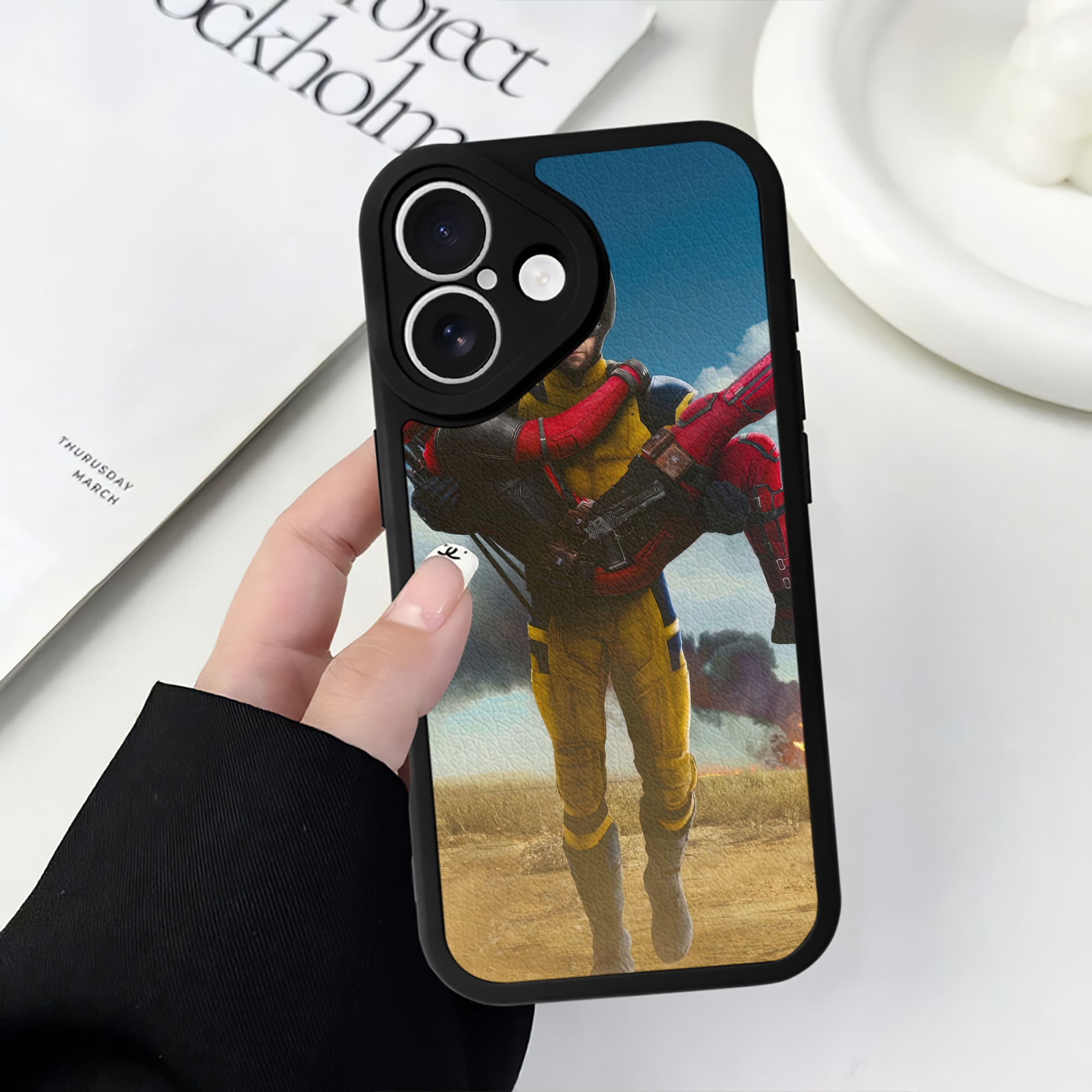 （画像用） Deadpool デッドプール 【iPhone 16シリーズ対応】シリコンスマホケース（レザー調） 材質：シリコン